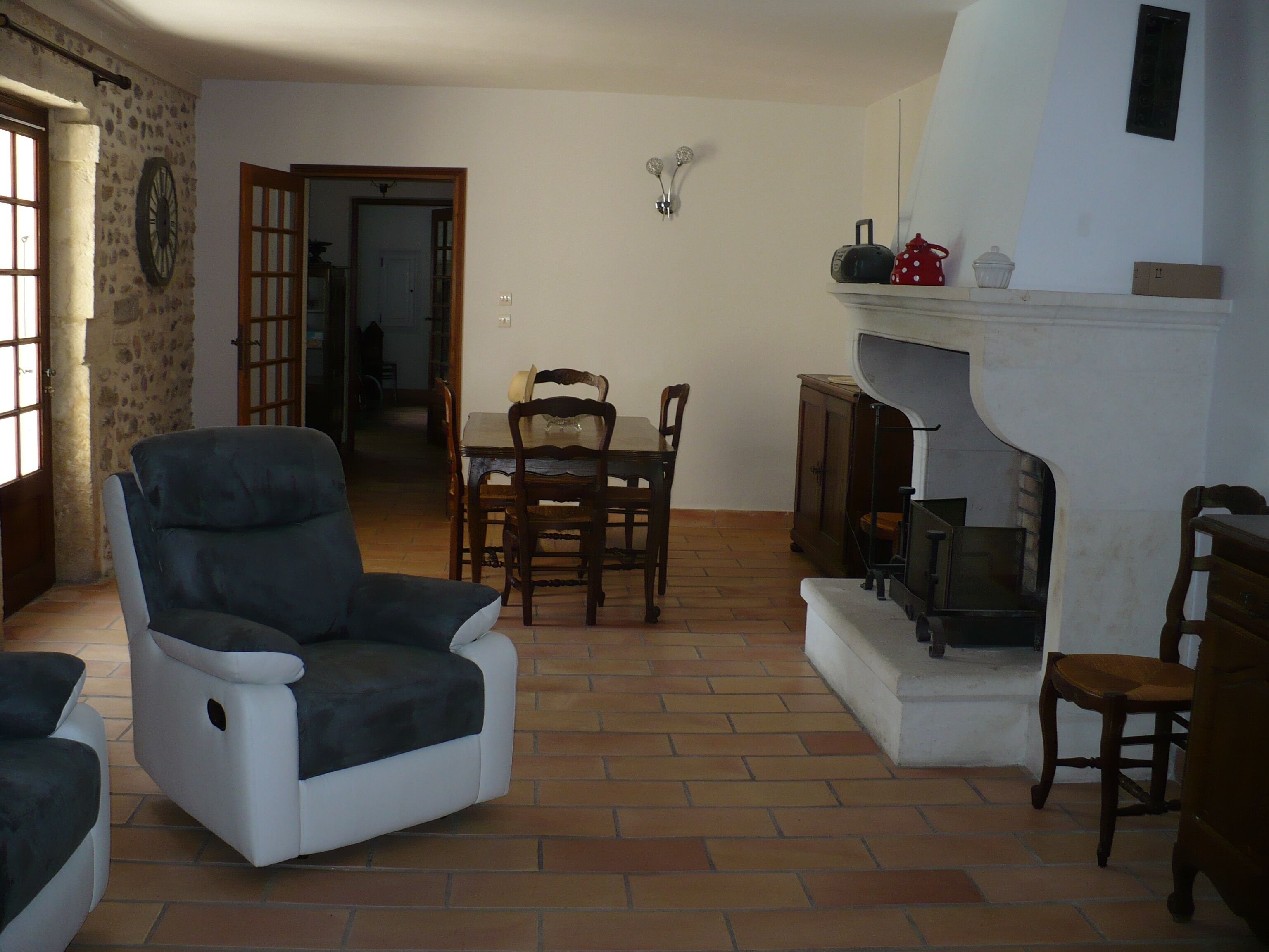 Télévision, lecteur de DVD, livres, vidéothèque