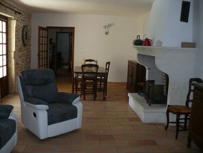 Télévision, lecteur de DVD, livres, vidéothèque