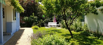 Quiet house and garden, 200 m from the lake, the cycle path and shops