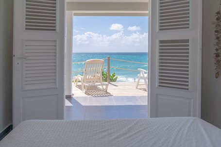 3 bedrooms, in-room safe, iron/ironing board, travel crib. Big blue, a villa with swimming pool facing the sea