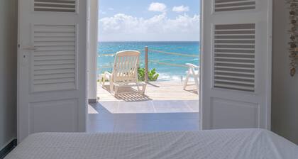 Big Blue, eine Villa mit Pool mit Blick auf das Meer