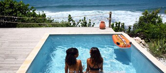 Big blue, a villa with swimming pool facing the sea