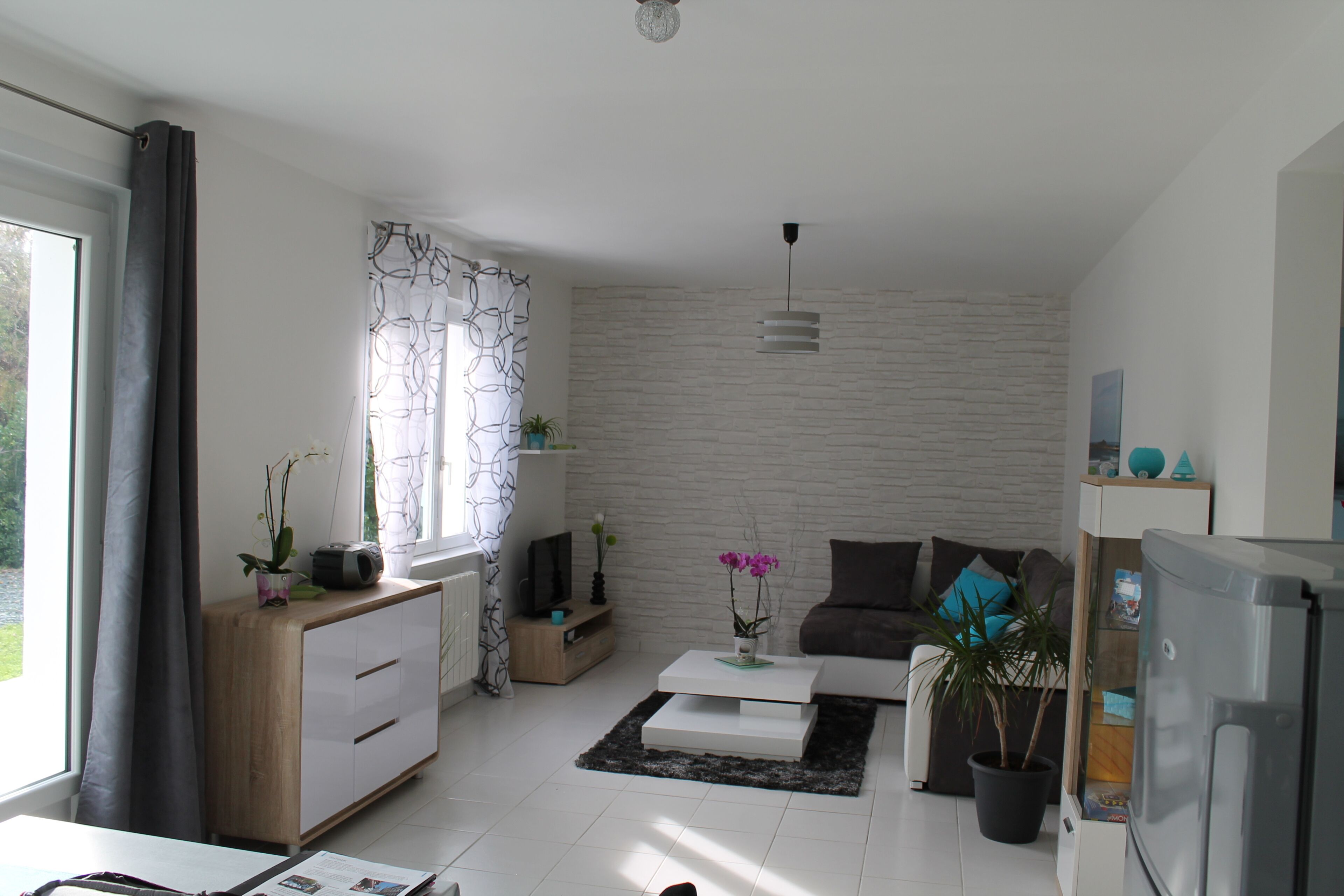 Fernseher, DVD-Player, Tischfußball, Tischtennisplatte