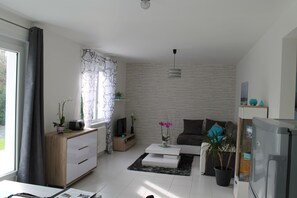 Televisie, een dvd-speler, tafelvoetbal en een tafeltennistafel