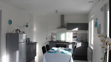 Een koelkast, een microgolfoven, een oven, een kookplaat