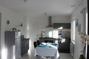 Een koelkast, een microgolfoven, een oven, een kookplaat