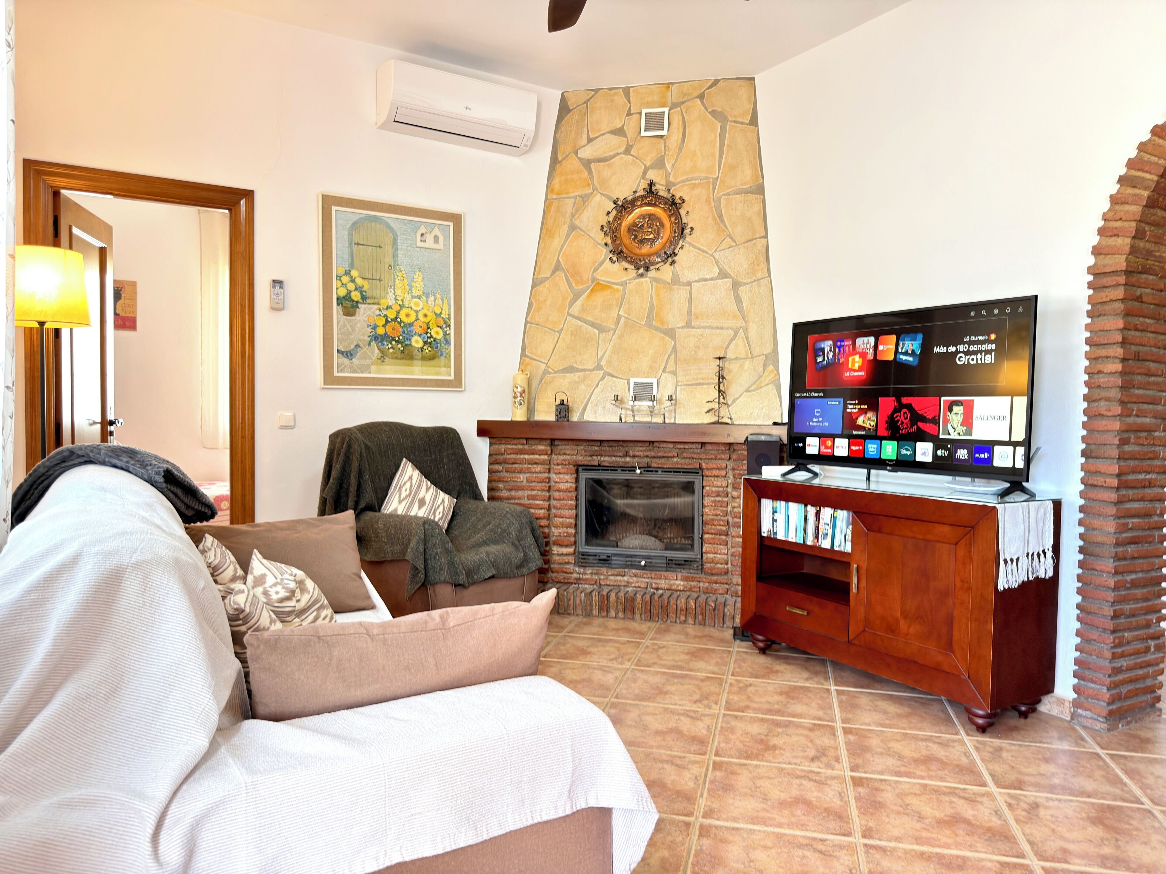 TV connectée, cheminée, lecteur de DVD, table de tennis de table