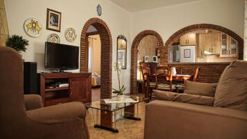 TV connectée, cheminée, lecteur de DVD, table de tennis de table