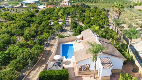 Villa privée , au milieu des orangers, avec piscine  , à 10 minutes du centre.
