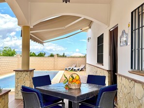 Outdoor dining - Private villa, surrounded by orange trees, with swimming pool, 10 minutes from the center. (Alhaurin El Grande (MALAGA))