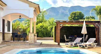 Private villa, surrounded by orange trees, with swimming pool, 10 minutes from the center.