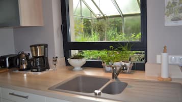 Een koelkast, een microgolfoven, een oven, een kookplaat