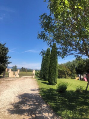 Property grounds - Provençal farmhouse with character of 90m2 in Pernes-Les-Fontaines (near ventoux) (Pernes-Les-Fontaines)