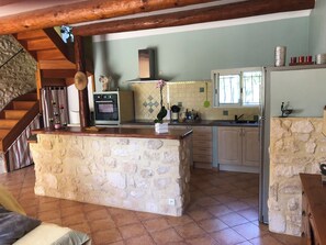 Jääkaappi, mikroaaltouuni, uuni, liesi