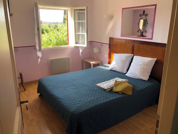 2 bedrooms, iron/ironing board, free WiFi, bed sheets