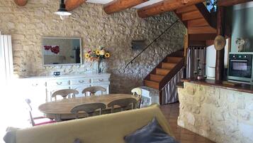 Fernseher, Tischtennisplatte, BĂŒcher