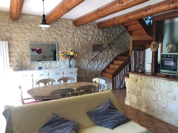 Televisio, pöytätennispöytä, kirjoja