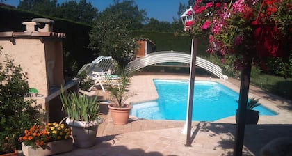 Large independent studio in private villa with garden, Swimming pool, Jacuzzi