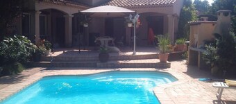 Stort uavhengig studio i privat villa med hage, svømmebasseng, boblebad