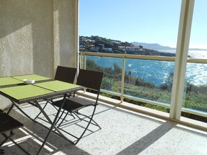 Outdoor dining -  -Large BANDOL STUDIO - 2 PEOPLE PORTISSOL -View SEA VIEW -  (Sanary-Sur-Mer)