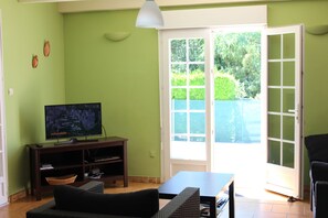Fernseher, Kamin, DVD-Player