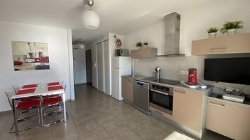 JÀÀkaappi, mikroaaltouuni, uuni, liesi