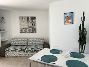 Interior - CALVI, T2, Sea view, Wifi, beach and center 5 mn away, Air-conditioned, 4personnes     (Calvi)