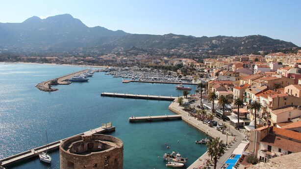 A coastal town with a marina, historic buildings, and mountains in the background. - CALVI, 1-bedroom apartment in a residence with ocean views, Wi-Fi, 5 minutes from the beach and downtown, air-conditioned, sleeps 4 (Calvi)