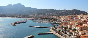 CALVI, T2, Sea view, Wifi, beach and center 5 mn away, Air-conditioned, 4personnes    