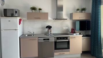 Réfrigérateur, micro-ondes, four, plaque de cuisson