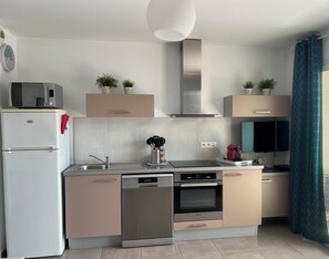 Kjøleskap, mikrobølgeovn, ovn og kokeplater