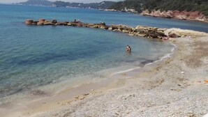 A beach with clear water, rocky outcrops, and distant hills. - Villa with private pool . Seaside and countryside. Beach 10 min walk. (Le Pradet)