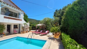 A pool area with lounge chairs, a pergola, and potted plants. - Villa with private pool . Seaside and countryside. Beach 10 min walk. (Le Pradet)
