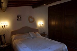 1 bedroom, iron/ironing board, free WiFi, bed sheets - Located in old Antibes, 2 steps from shops, sleeps 2 to 3 (Antibes)