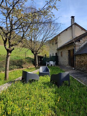 Property grounds - Detached house with garden in the village of Quézac (Gorges Du Tarn Causses)