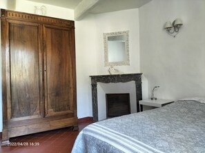 2 habitaciones, tabla de planchar con plancha y cuna de viaje