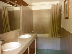 Bañera, papel higiénico