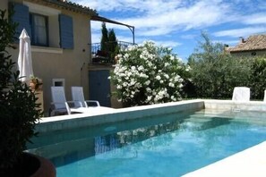 Una piscina al aire libre, una piscina climatizada