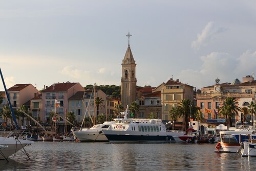 SANARY Centre, Beautiful T2 200m from the beach, garage, air conditioning, fiber internet