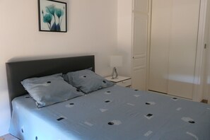1 bedroom, iron/ironing board, free WiFi, bed sheets - SANARY Centre, Beautiful T2 200m from the beach, garage, air conditioning, fiber internet (Sanary-Sur-Mer)