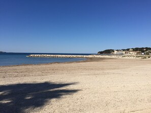 Beach nearby - SANARY Centre, Beautiful T2 200m from the beach, garage, air conditioning, fiber internet (Sanary-Sur-Mer)