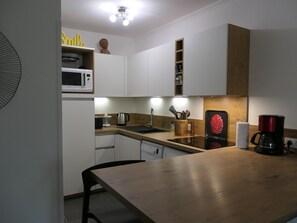 Fridge, microwave, oven, stovetop - SANARY Centre, Beautiful T2 200m from the beach, garage, air conditioning, fiber internet (Sanary-Sur-Mer)