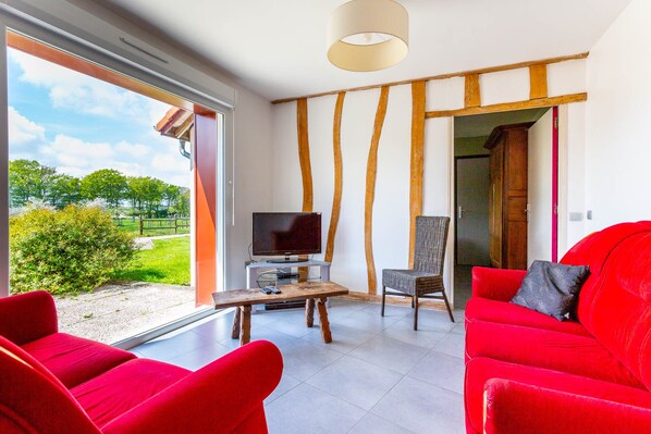 تلفزيون، مشغل دي في دي، كرة قدم الطاولة، تنس طاولة