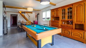 A pool table in a room with wooden cabinets and a staircase. - Farm cottage, games room and jacuzzi and sauna option, near Touquet beach (Pas-de-Calais)