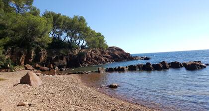 SAINT-RAPHAEL COTE D'AZUR Grand F2 pour 5p Piscine Au calme vue Mer Tout Ă pied