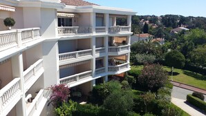 A multi-story building with balconies, surrounded by greenery and a clear view of a residential area. - SAINT-RAPHAEL COTE D'AZUR Grand F2 pour 5p Piscine Au calme vue mer Tout à pied (Saint-Raphaël)