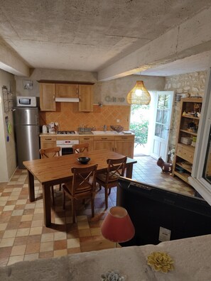 Fridge, microwave, oven, stovetop - House 70 m2 in Fontvieille Provence with garden for 6 people (Fontvieille)