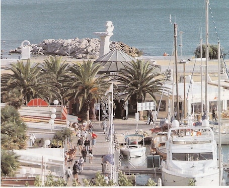 Marina. APPT of secondary residence with swimming pool close beach and trade.