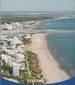 Plage à proximité, chaises longues