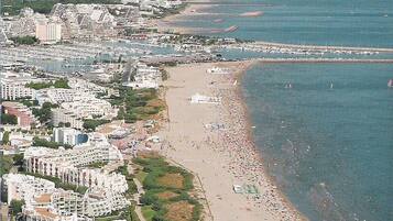 Vlak bij het strand, ligstoelen aan het strand